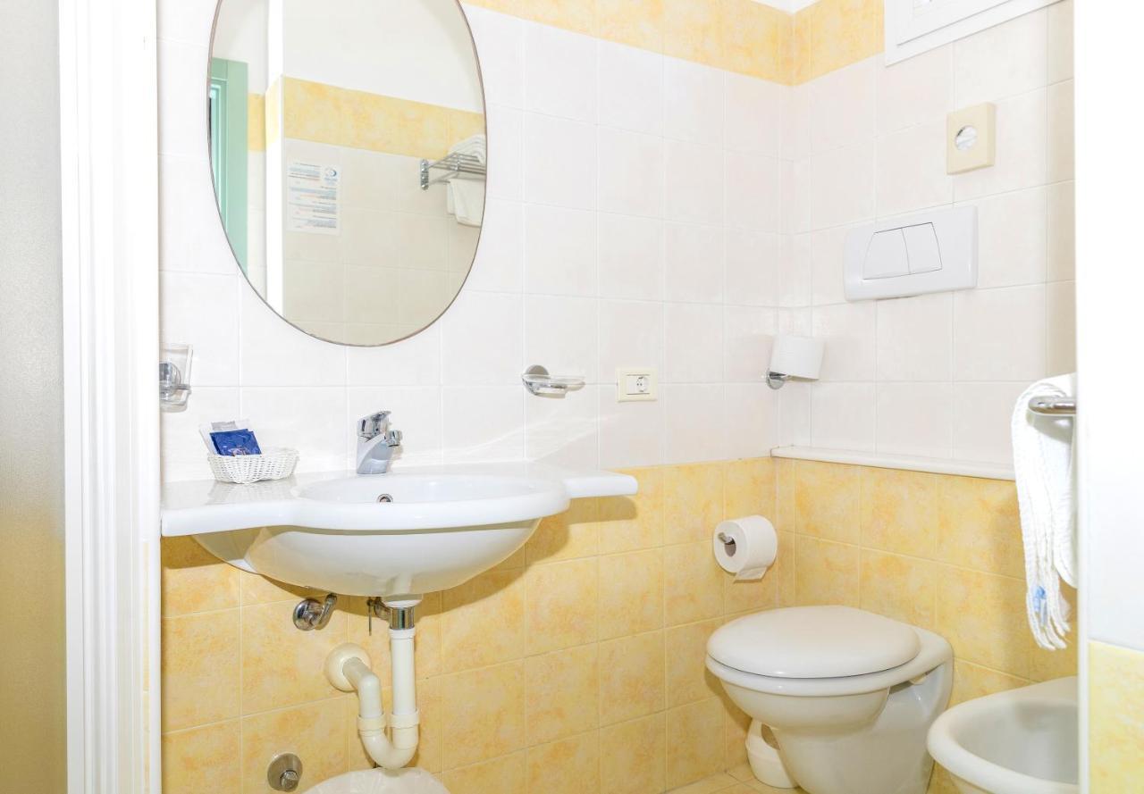 Hotel Caravel B&B Misano Adriatico Dış mekan fotoğraf