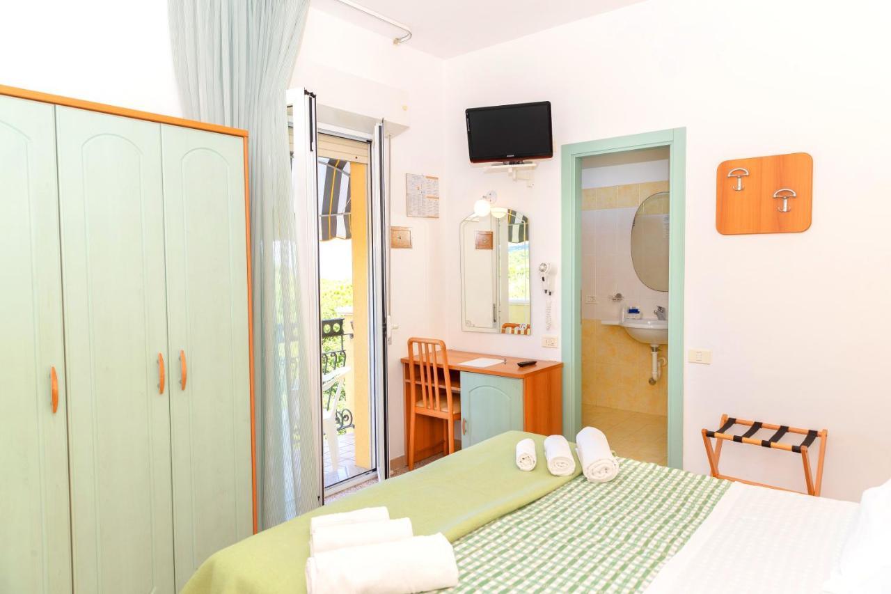 Hotel Caravel B&B Misano Adriatico Dış mekan fotoğraf