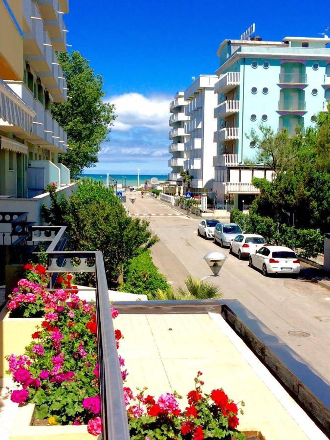 Hotel Caravel B&B Misano Adriatico Dış mekan fotoğraf